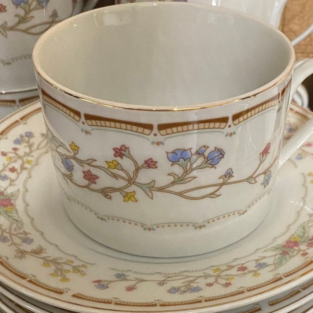 25 Piece Wellington Porcelain China Service Set Cups Saucers Plates Serving Bowl